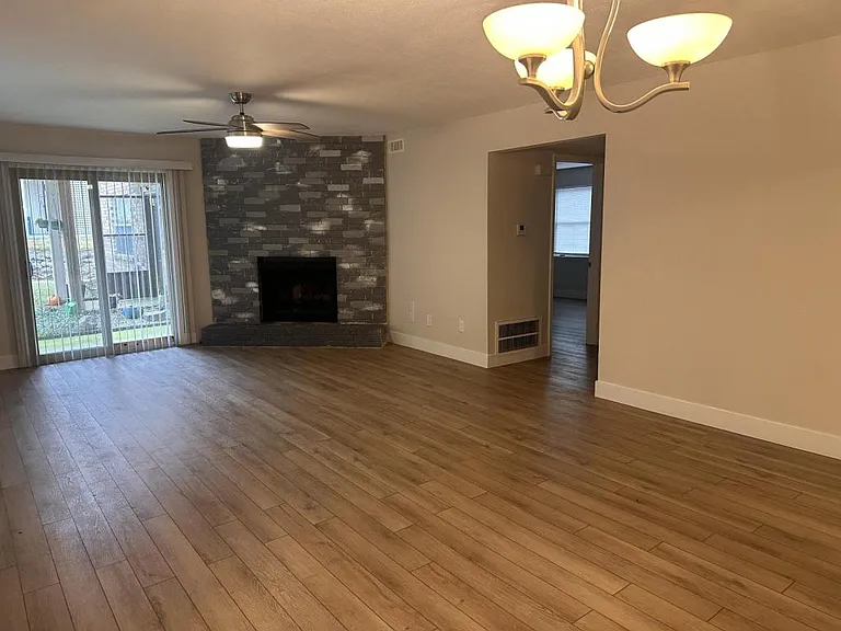160 Cooper St — Photo 3