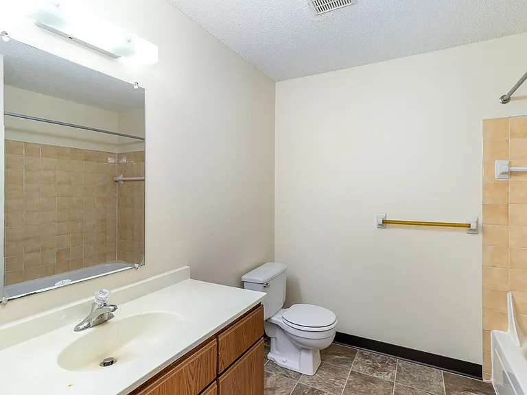 Hutchinson, MN Twin Oaks | 11A | Bathroom