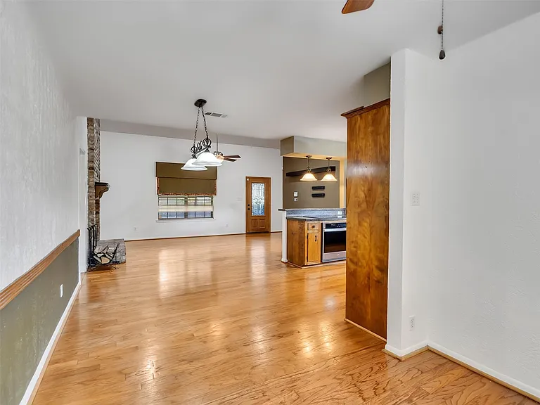 18085 Lake Dr E — Photo 18