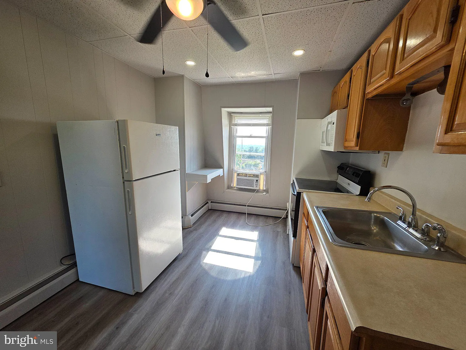 1 bed, 1.0 bath, 3048 sqft, $1,300 — Photo 4