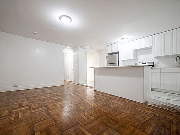 2nd image of 182 Vernon Ave APT 1