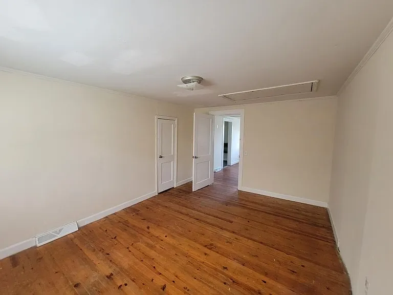 204 John St — Photo 8