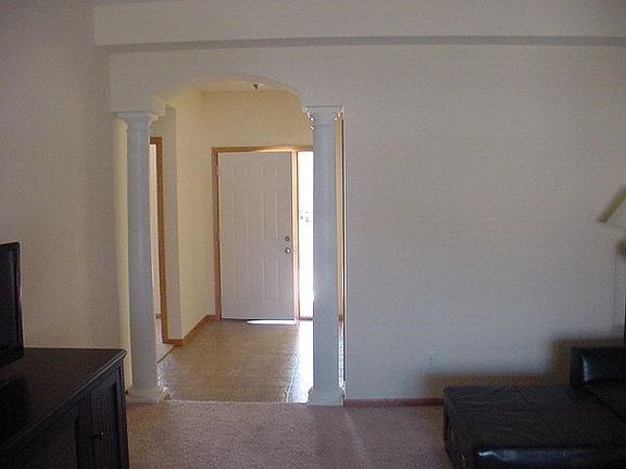 LARGE FOYER