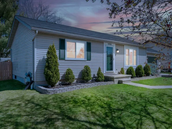 1585 Garden Ct, Saint Clair, MI 48079