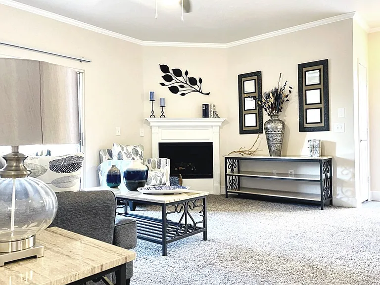 San Tropez Apartments — Photo 7