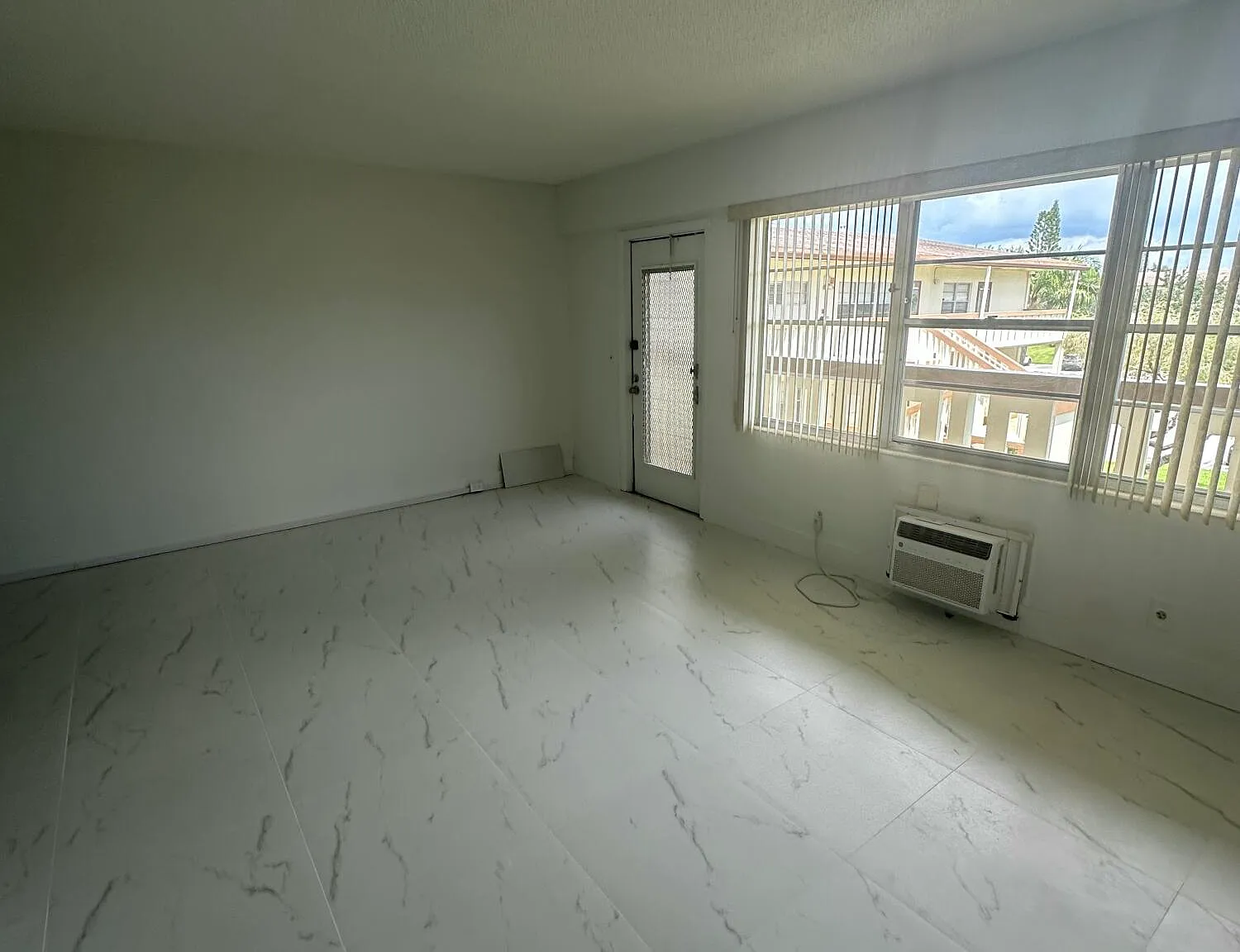 1 bed, 1.5 bath, 720 sqft, $1,550 — Photo 2