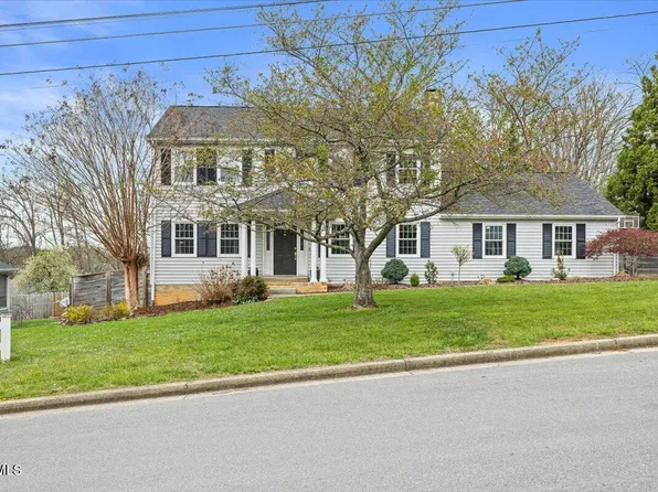 8 Parwood Ct, Johnson City, TN 37601