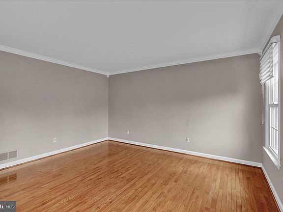 5th image of 110 New York Ave