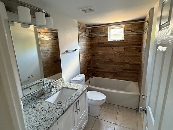 4th image of 1025 SE 12th St APT 103