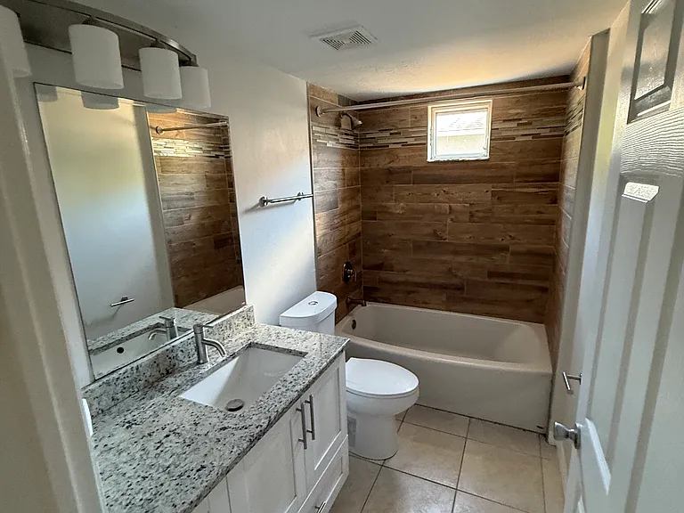 1025 SE 12th St #103 — Photo 4