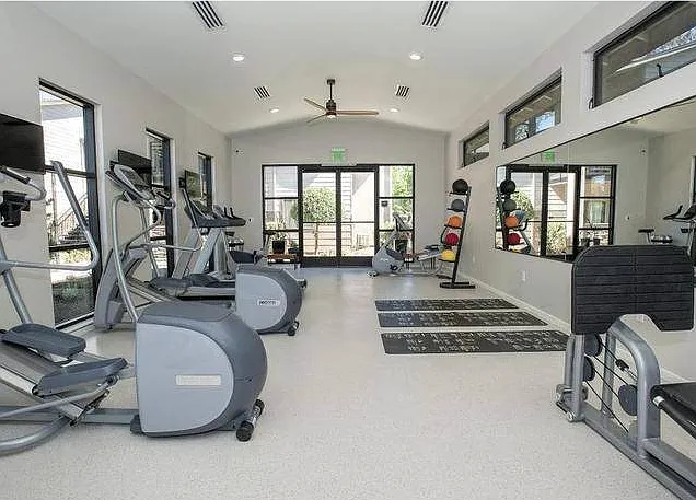 LAUREL GLEN — Photo 7