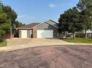 406 Rosemont Cir, Montrose, SD 57048