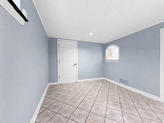 4th image of 15 Snowood Ct