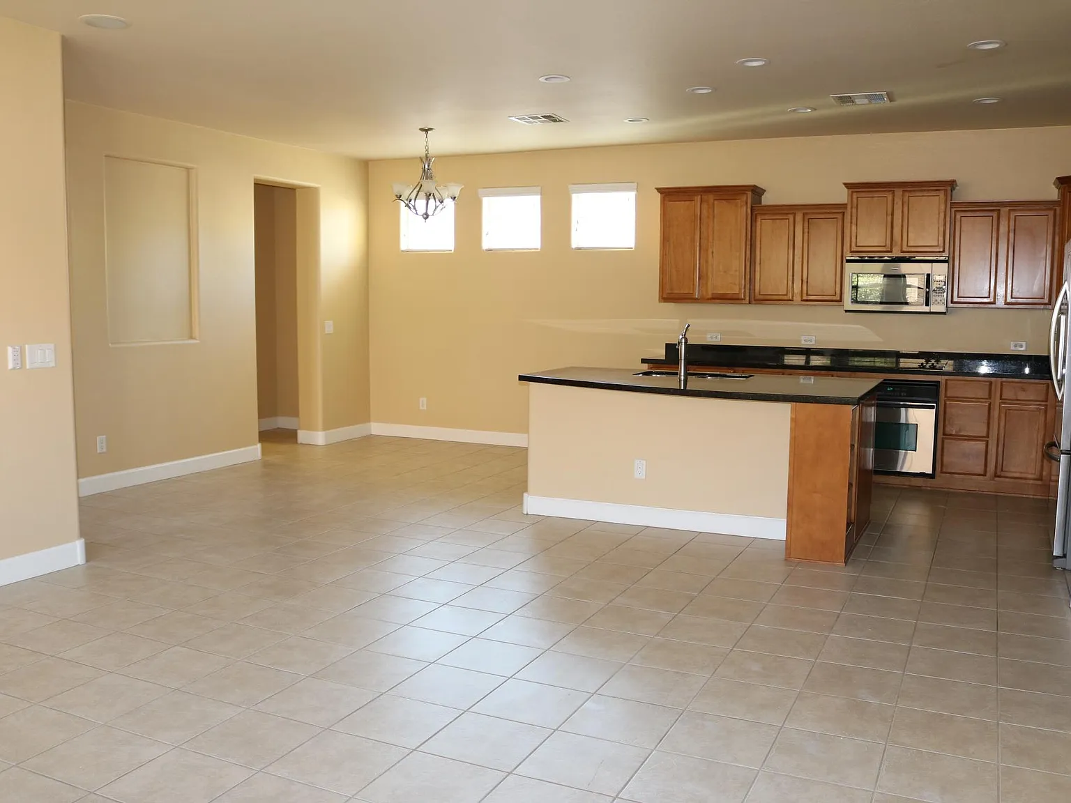 3 bed, 1733 sqft, $2,395 — Photo 4