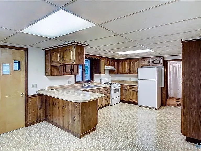 121 Leroy Ave — Photo 11