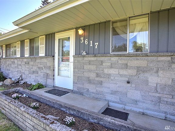 This home has great curb appeal with this adorable front door, fresh paint, pretty brick facade and raised flower bed. Just minutes from I-5, Hwy 167, SeaTac airport, rapid transit, hospital, major retail, dining & business hubs. This location is a commuter's dream!  