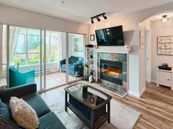 155 E 3rd St #305, North Vancouver, BC V7L 1E5
