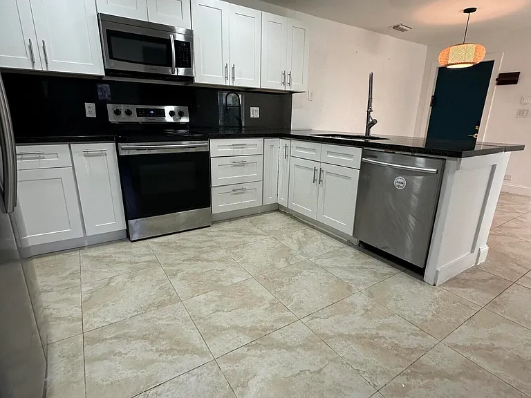 5605 SW 24th Ave — Photo 7