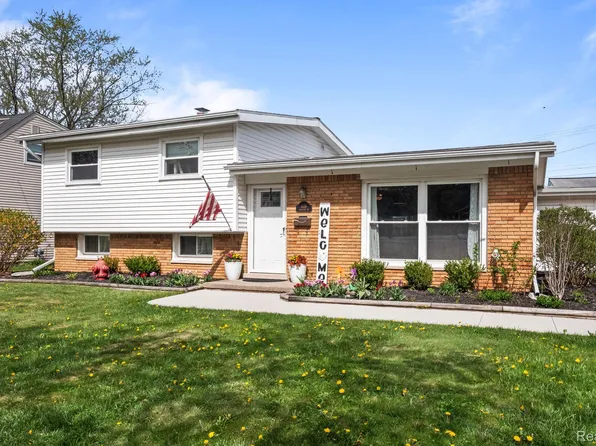 1128 Braeview Dr, Howell, MI 48843