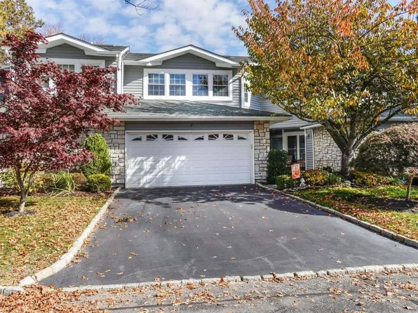 7 Greenwich Ct #7, Holbrook, NY 11741