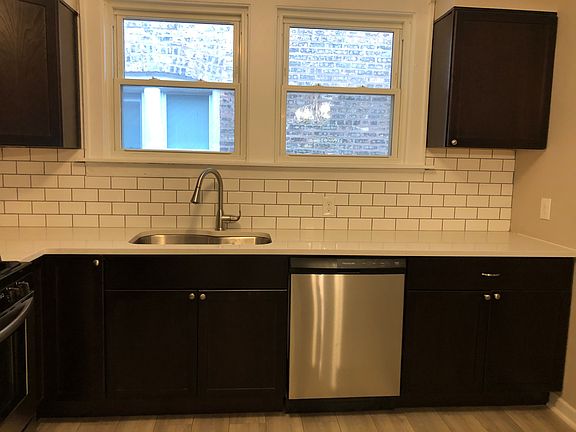 3rd image of 2204 W Ainslie St APT 2