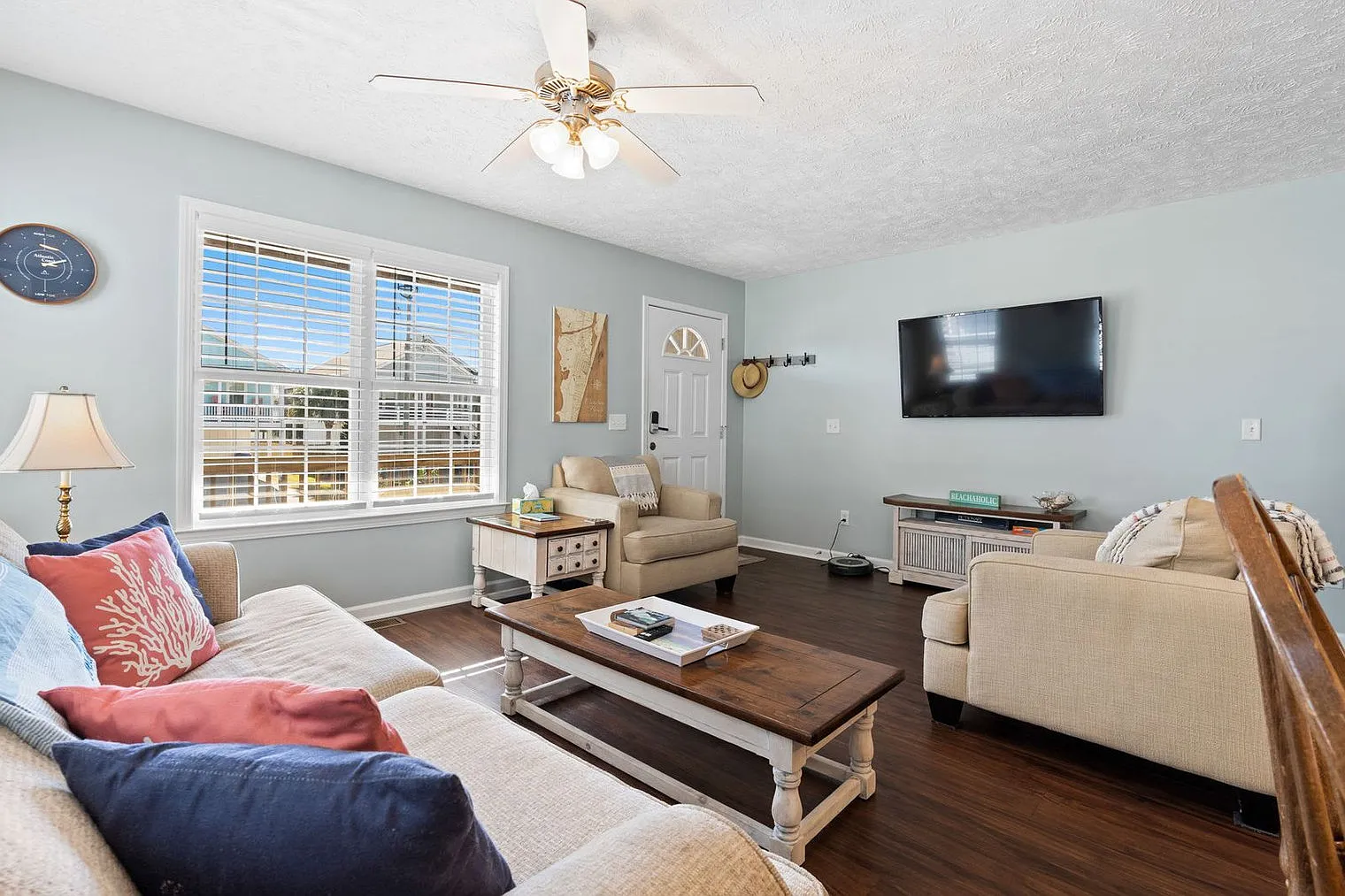 3 bed, 3.0 bath, 1356 sqft, $5,033 — Photo 1