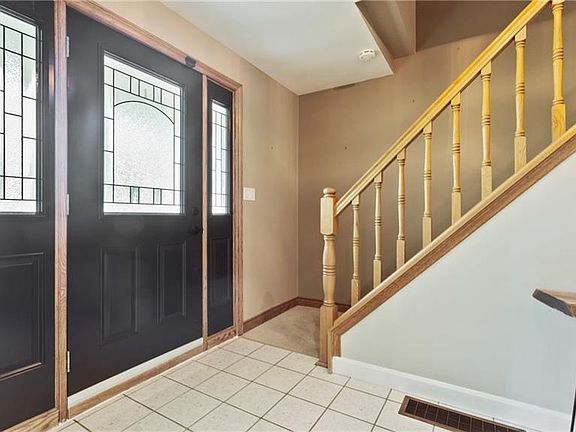 5th image of 9 Willowdale Cres