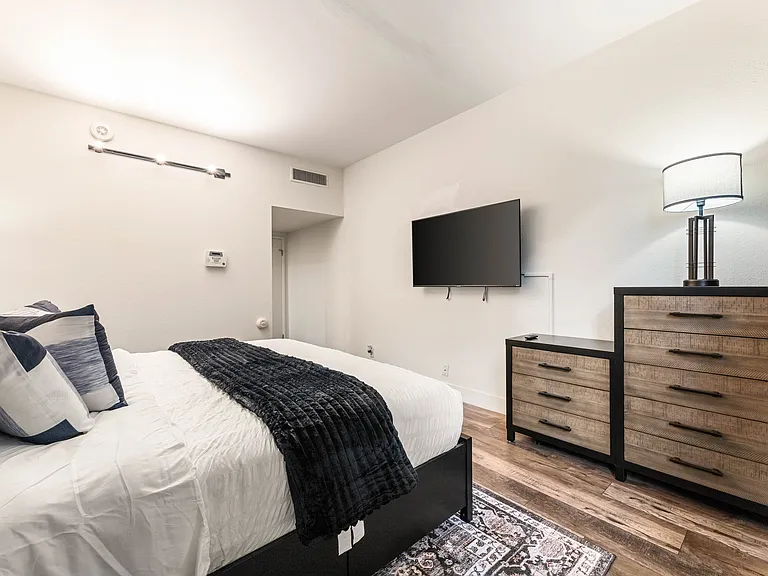 600 W 9th St #115 — Photo 19