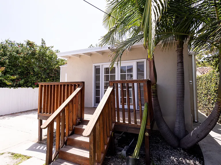 446 S La Peer Dr — Photo 40