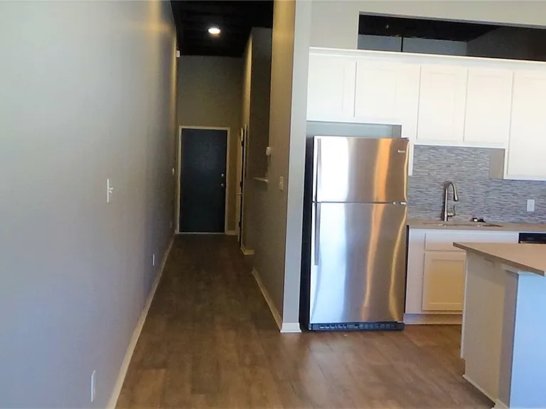 212 N Bryan Ave #202 — Photo 2