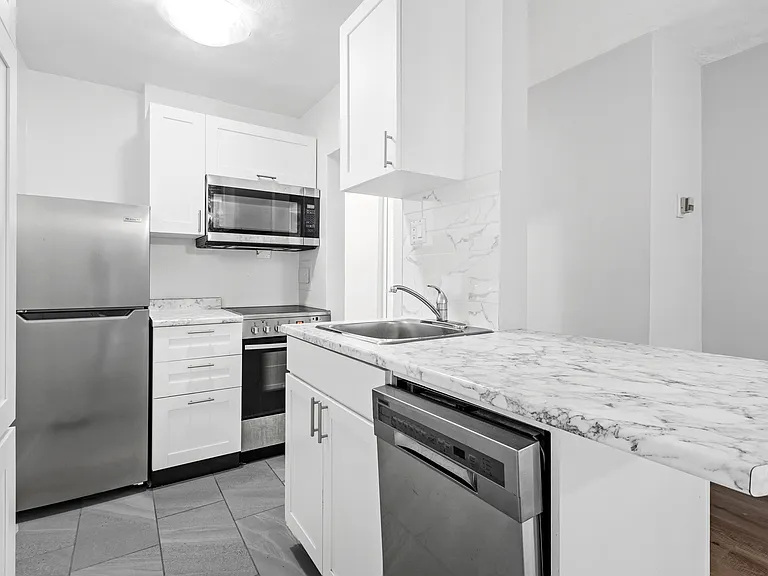 290 Nelson St — Photo 21