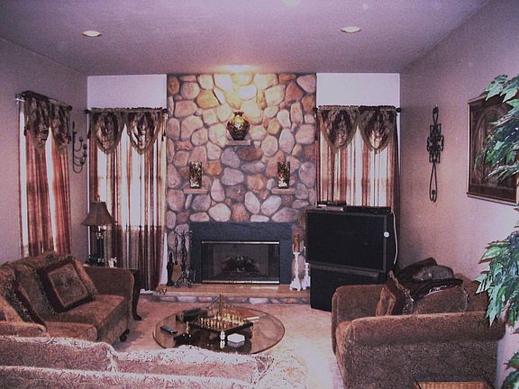 Family Room off Kitchen w/gas fireplace