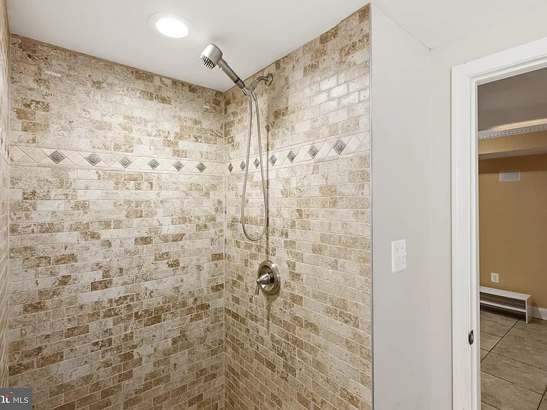 214 E University Pkwy — Photo 59