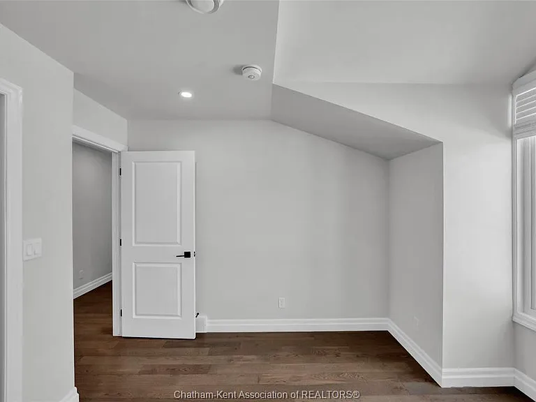 864 Park Ave W — Photo 20