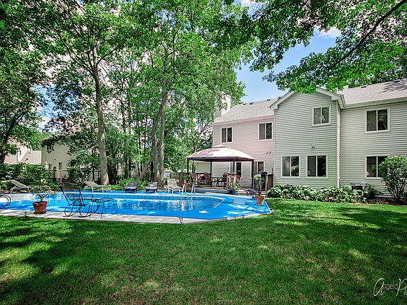 5th image of 828 Interlaken Dr