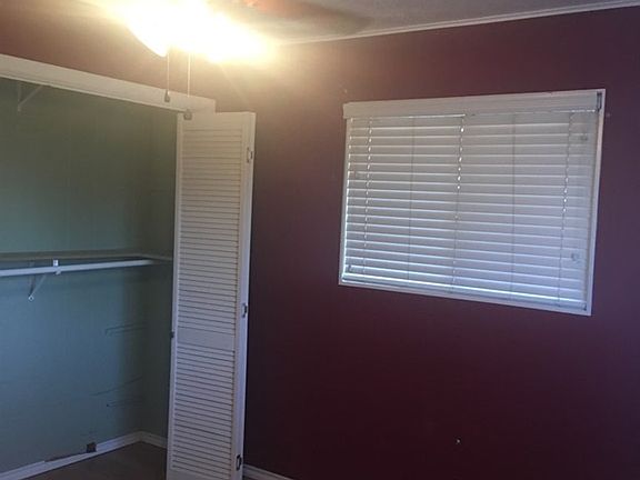 3rd image of 521 E Bluebriar Dr