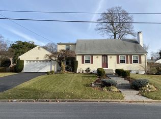 280 Summit Dr, Cranston, RI 02920