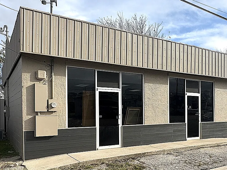 112 W Ave E — Photo 2