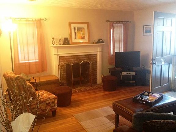 Living room w/ Fireplace