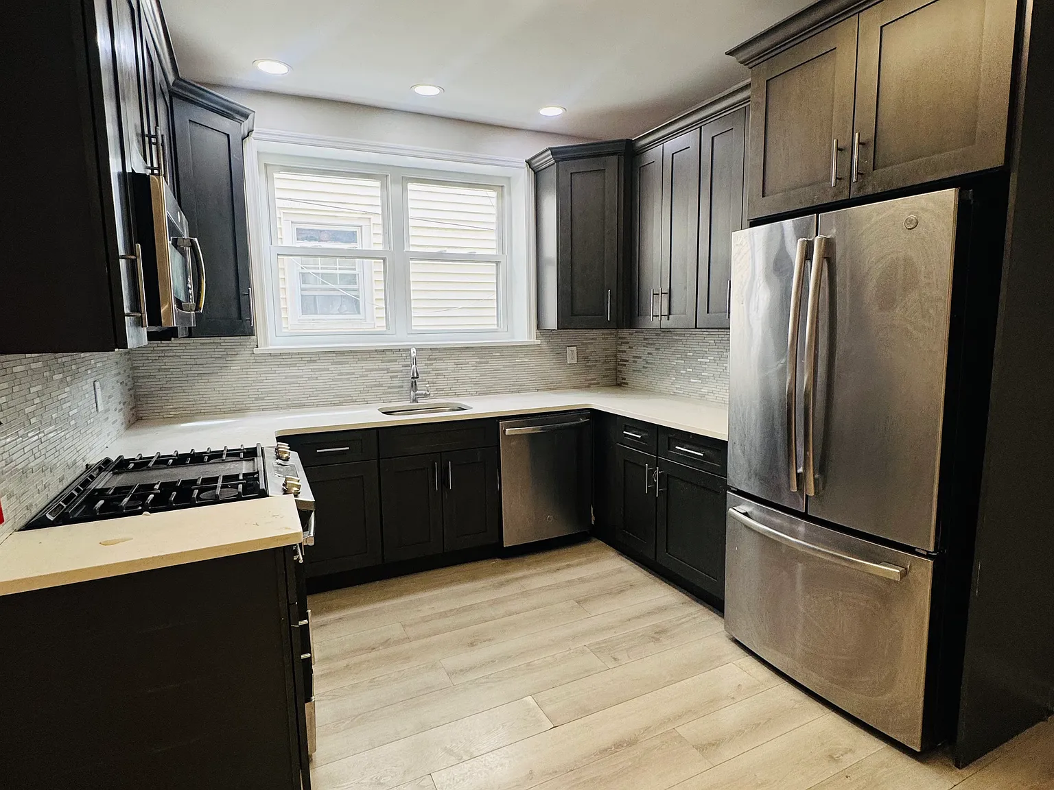 3 bed, $2,400 — Photo 2