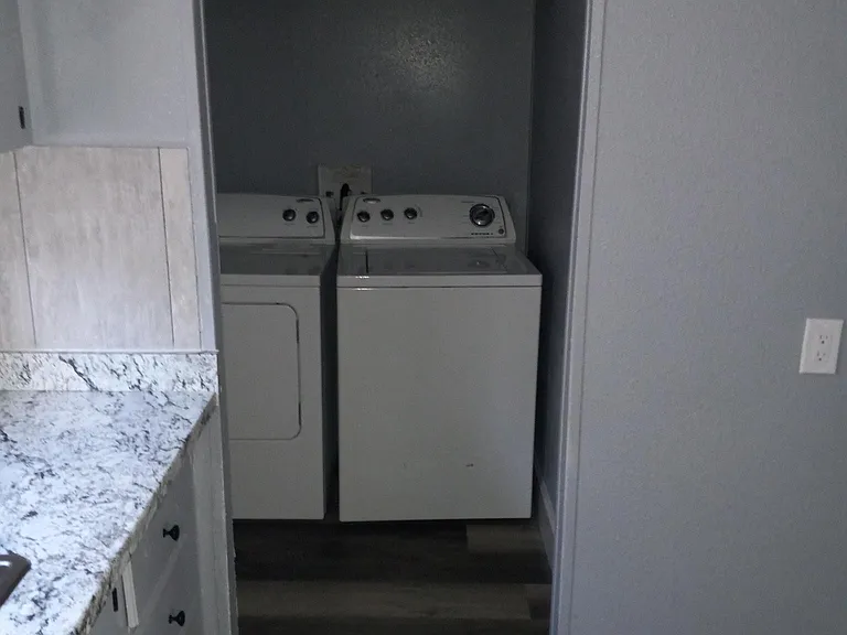 17050 Oxenham Ave — Photo 7