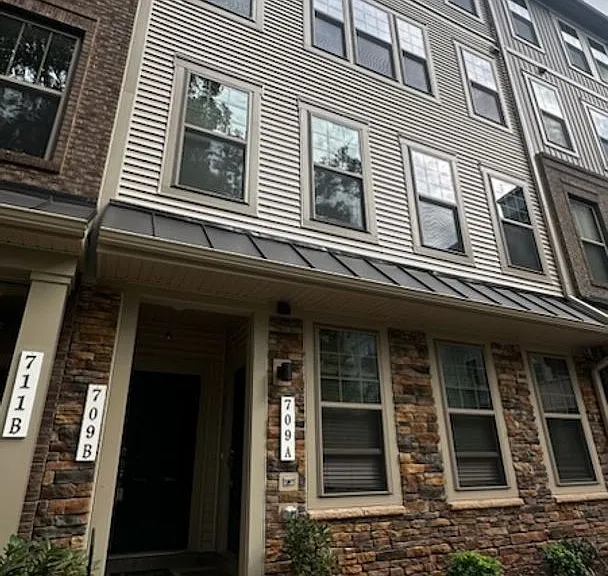 709 Thomas Ln #B — Photo 2