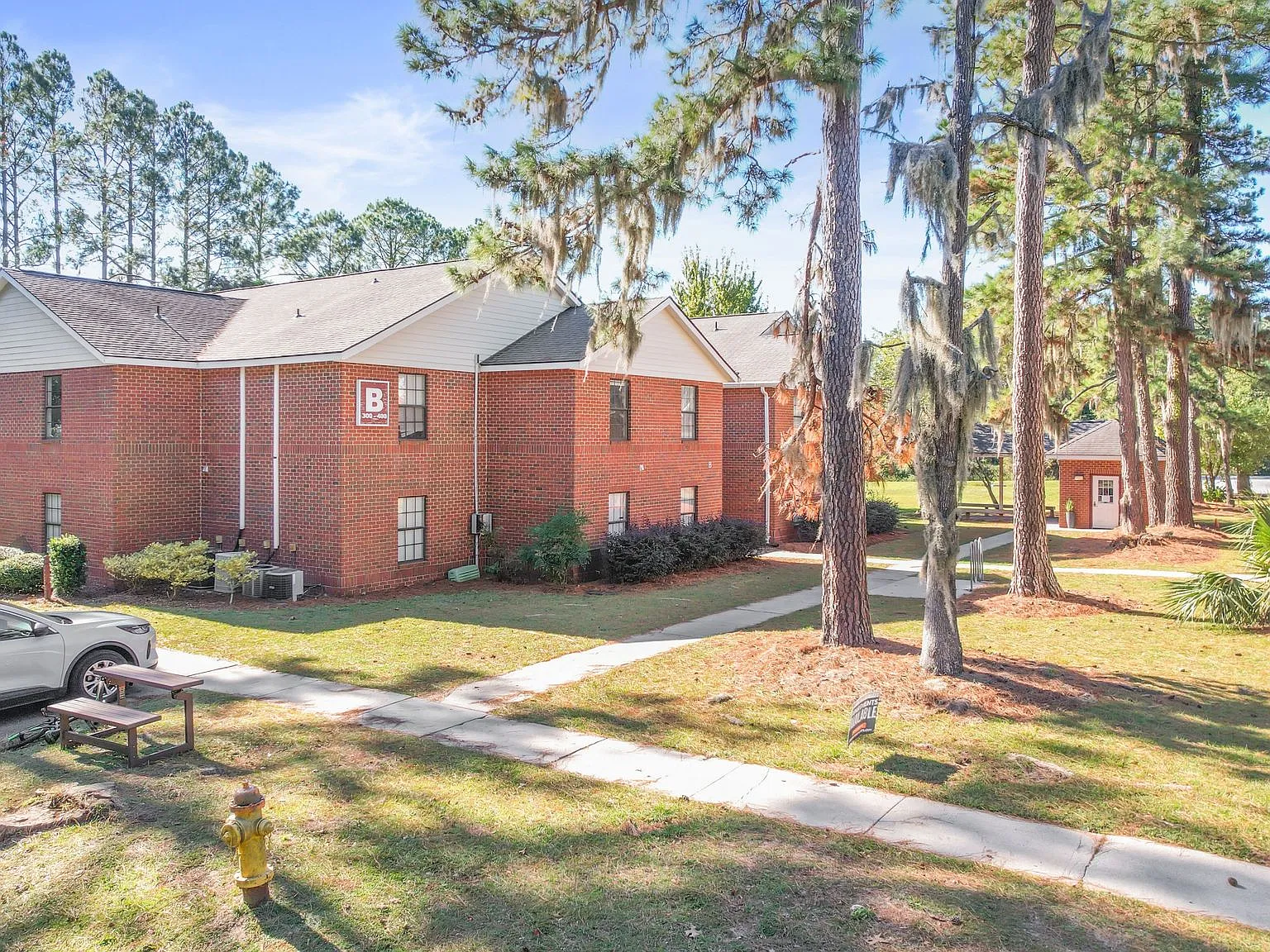 Apache Apartments 2 & 4 Bedroom Homes on Savannah's Southside — Photo 4