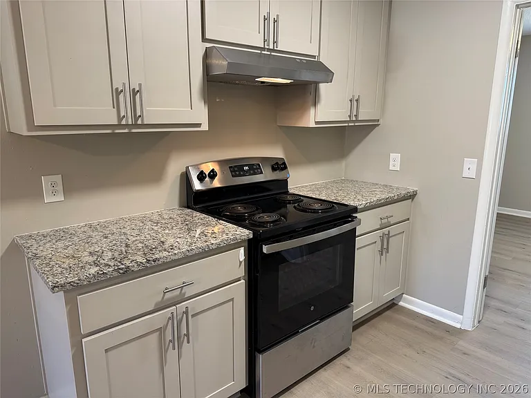 1809 E 2nd St #12 — Photo 8