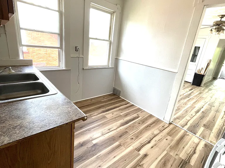 205 205/207 E 3rd St #205 — Photo 7