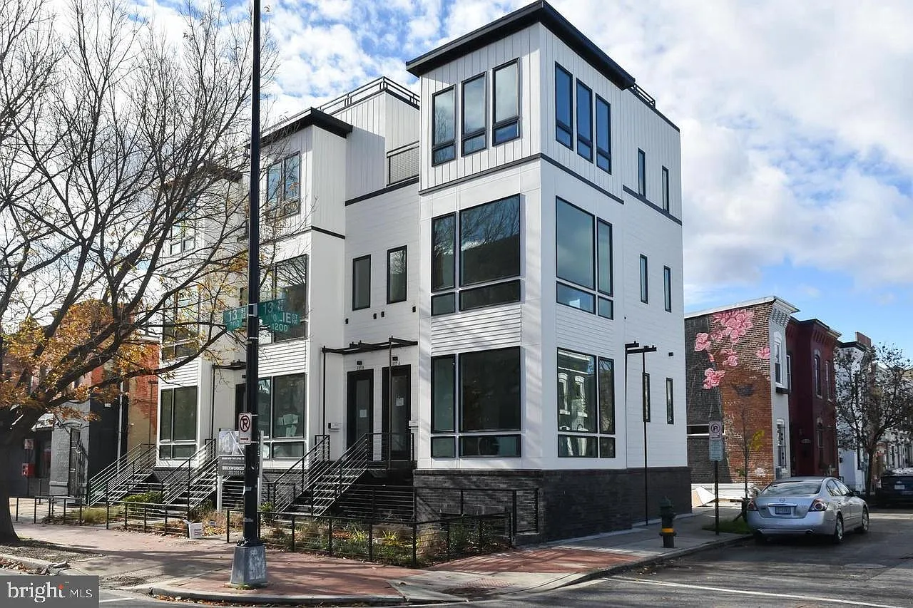 2 bed, 2.5 bath, 927 sqft, $3,000 — Photo 1
