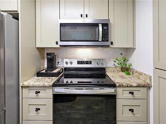 3rd image of 27 Plantation Dr APT 201