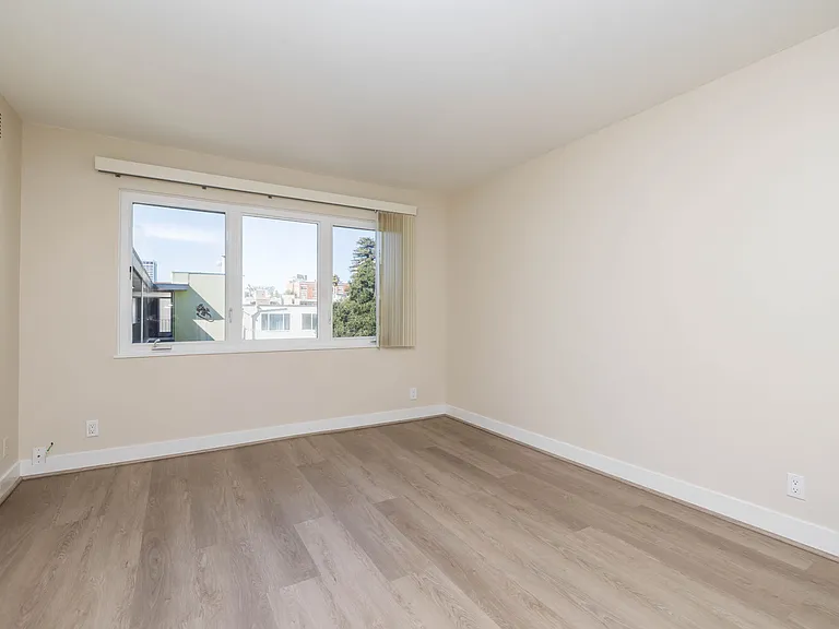 429 Bellevue — Photo 3