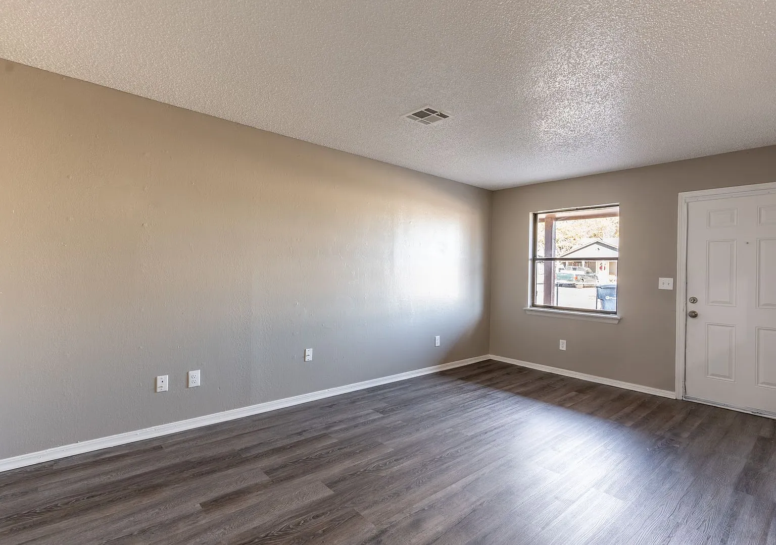 Welcome to the charming 2 Bedroom House in OKC, OK! — Photo 4
