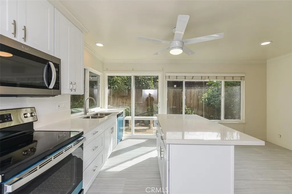 2 bed, 1028 sqft, $4,050 — Photo 3